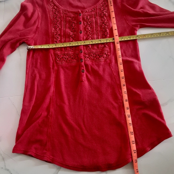 LUCKY BRAND Red EUC Medium Long Sleeves Scoop Neck Top - Picture 8 of 12